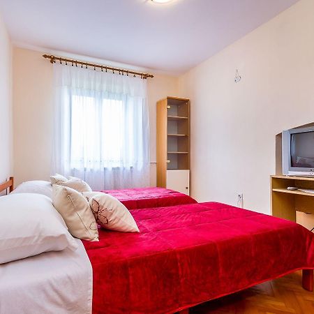 Ferienwohnung Mit Wlan, Klima, Parkplatz, Grill Und Grossem Garten Zum Fussball Spielen Gajana Exterior foto