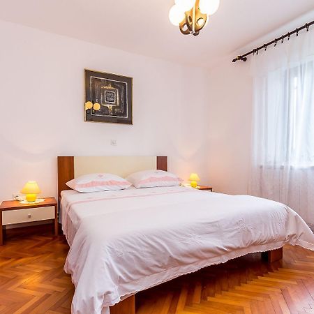 Ferienwohnung Mit Wlan, Klima, Parkplatz, Grill Und Grossem Garten Zum Fussball Spielen Gajana Exterior foto