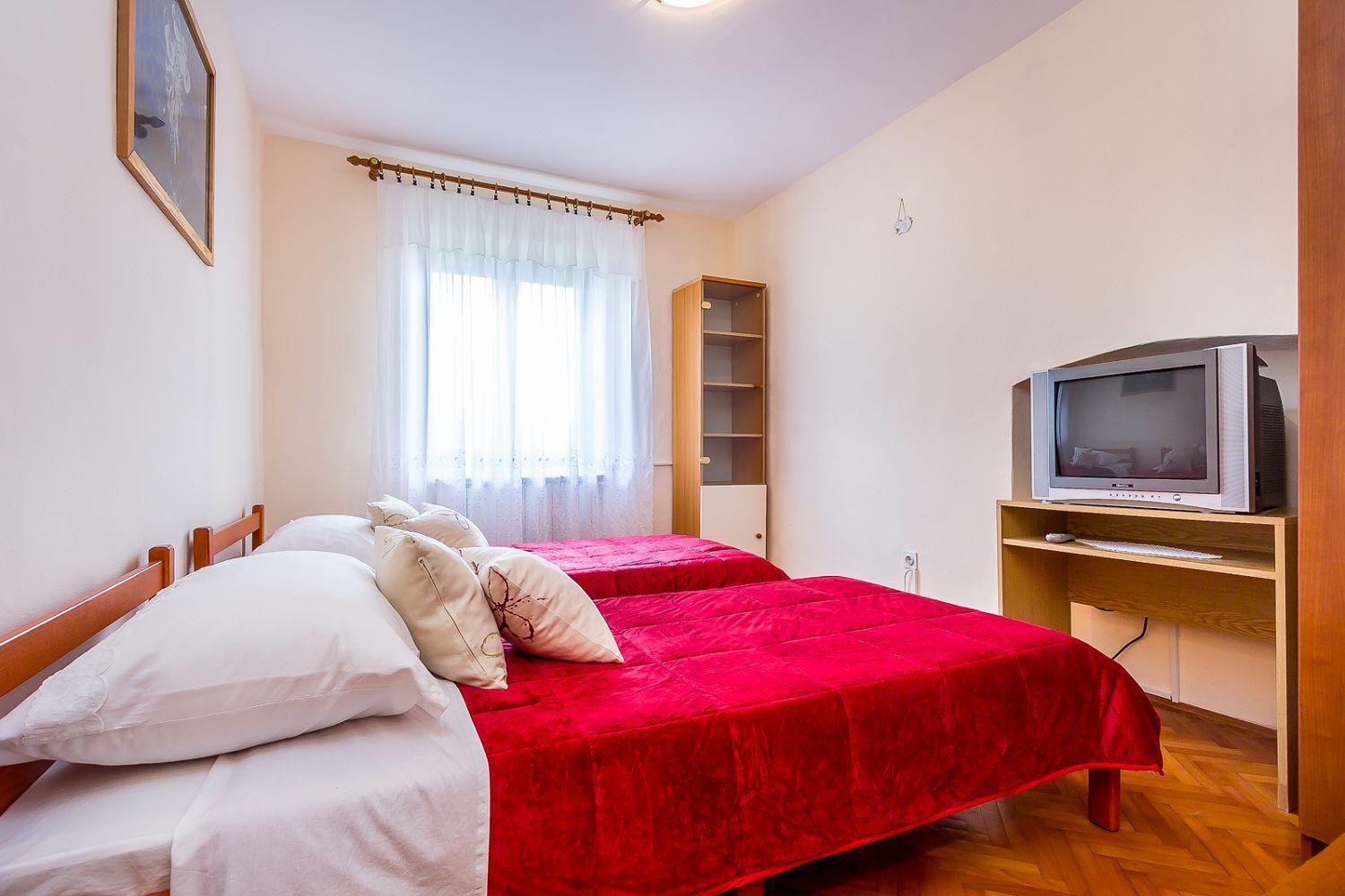 Ferienwohnung Mit Wlan, Klima, Parkplatz, Grill Und Grossem Garten Zum Fussball Spielen Gajana Exterior foto