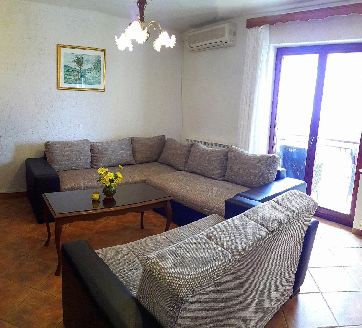 Ferienwohnung Mit Wlan, Klima, Parkplatz, Grill Und Grossem Garten Zum Fussball Spielen Gajana Exterior foto