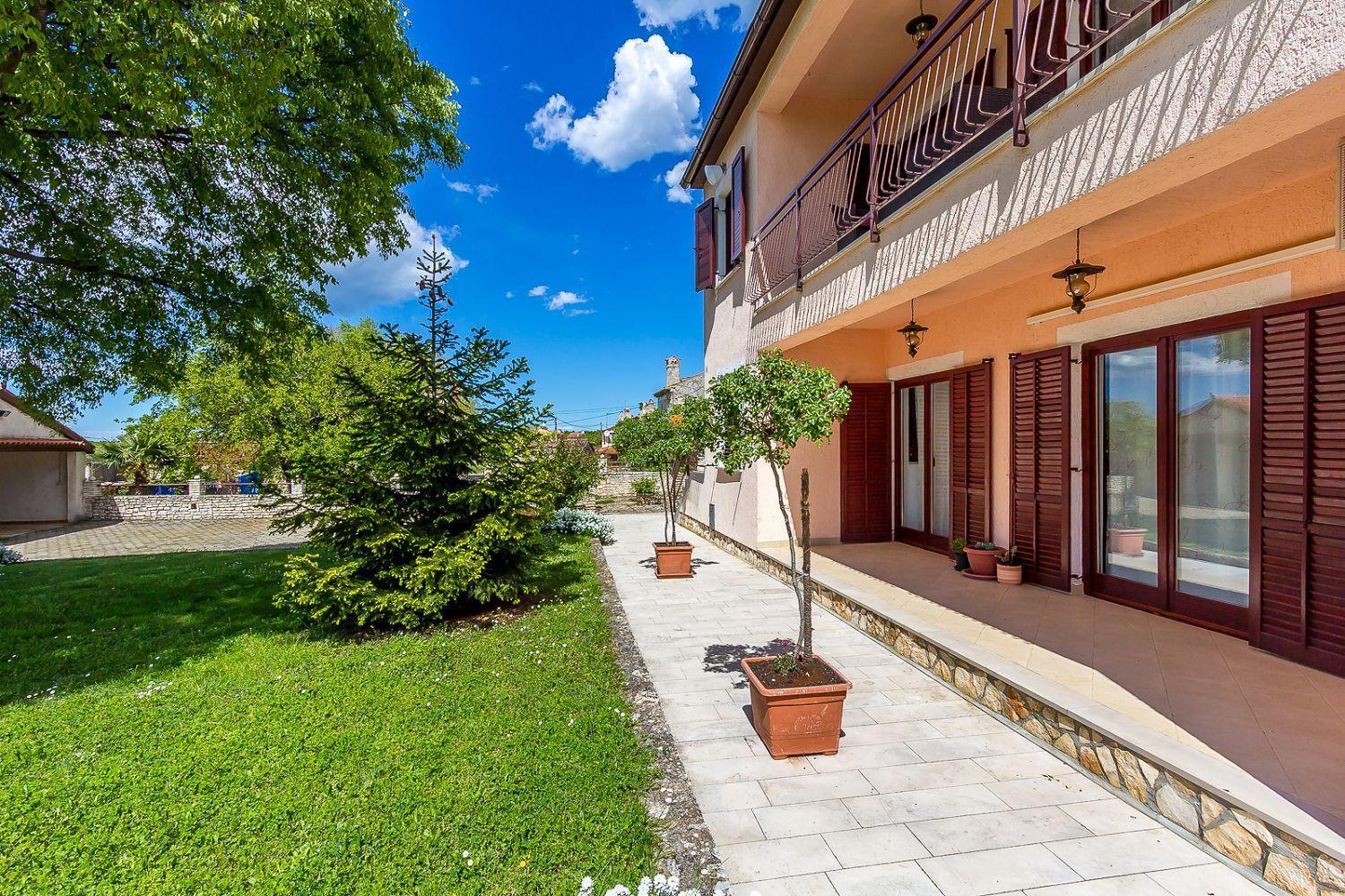 Ferienwohnung Mit Wlan, Klima, Parkplatz, Grill Und Grossem Garten Zum Fussball Spielen Gajana Exterior foto